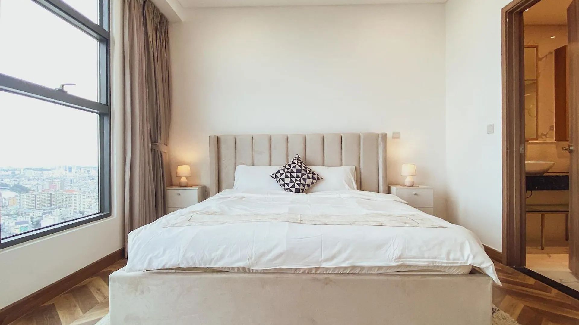 Zeus Living - Cozy 3 Bedroom In Sunwah Pearl Ho Chi Minh City 0*,  Vietnam